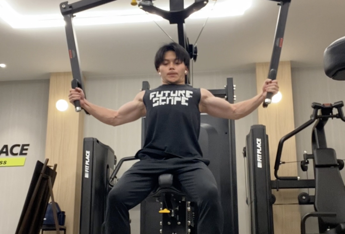 ペックフライマシンに座って、ペックフライをしている様子
