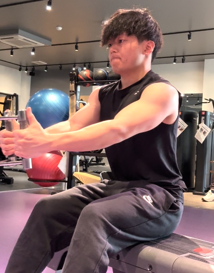 台に座ってプーリーロウをしている様子