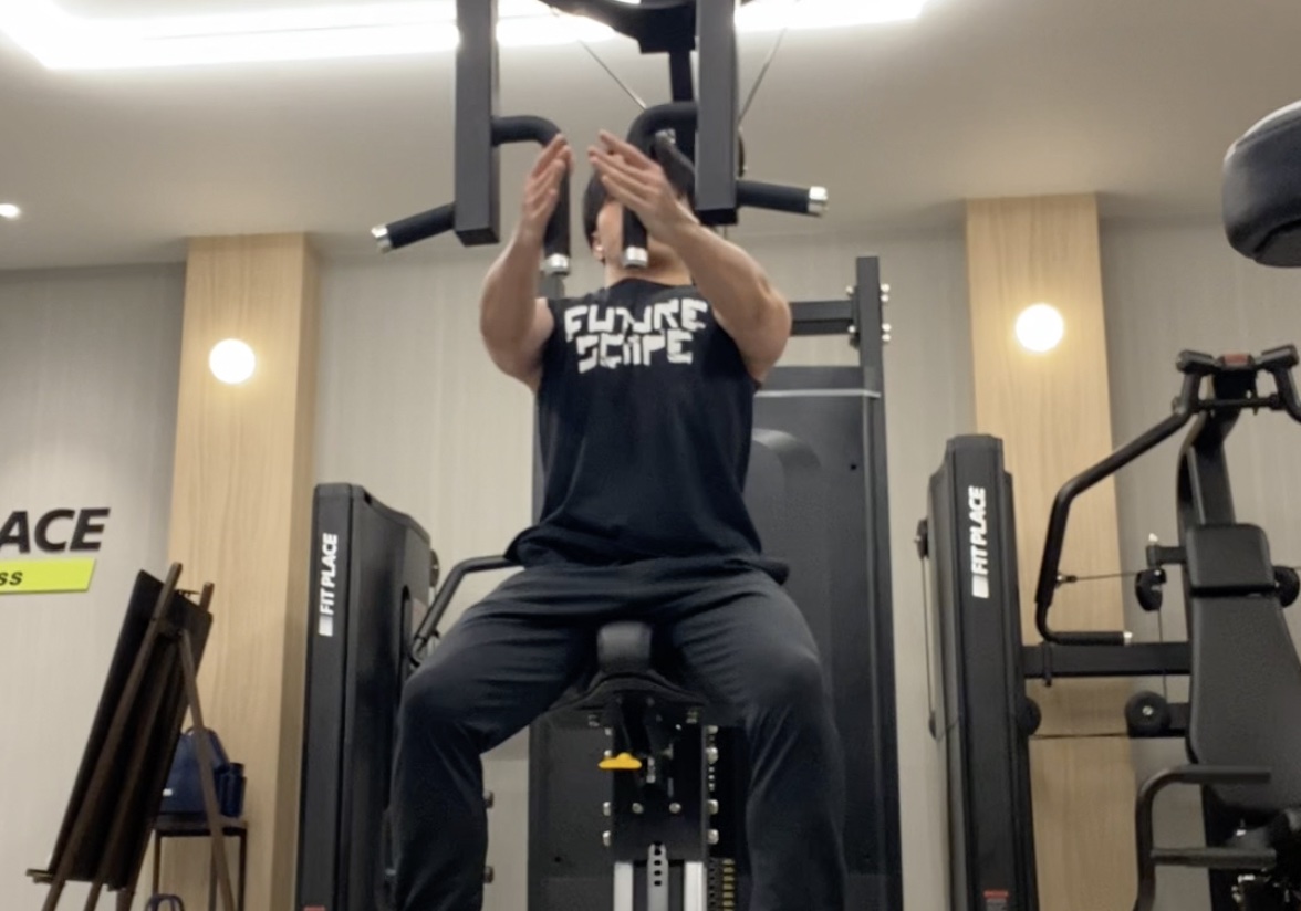 ペックフライマシンに座って、ペックフライをしている様子